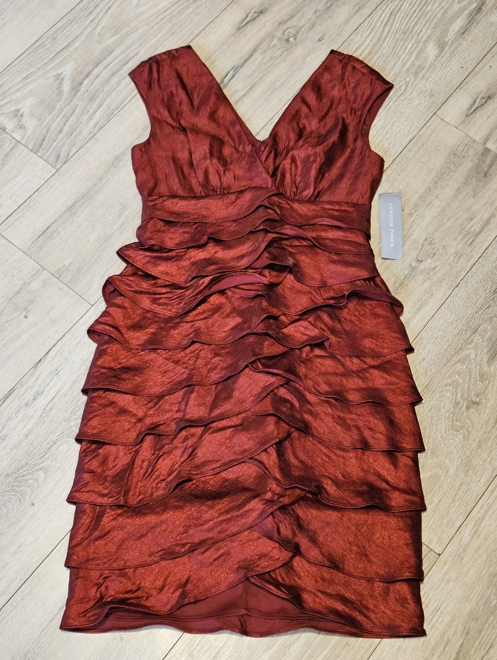 NWT London Times Sleeveless Tiered Shimmery Scarlet Cocktail Sheath Dress Size 4